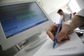 Imagen de una persona buscando y anotando información en Internet Imagen de una persona buscando y anotando información en Internet