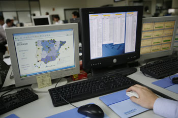 Un alumno trabaja simultáneamente con información de dos ordenadores, en uno de los cuales se ve un mapa con gráficos de valores de provincias españolas y en el otro tablas de datos Un alumno trabaja simultáneamente con información de dos ordenadores, en uno de los cuales se ve un mapa con gráficos de valores de provincias españolas y en el otro tablas de datos