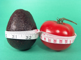 Midiendo un tomate y un aguacate