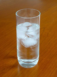 Vaso de agua con hielo