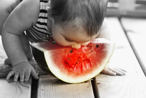Niño pequeño comiendo sandia