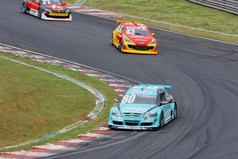 Coches de carreras pasando una curva