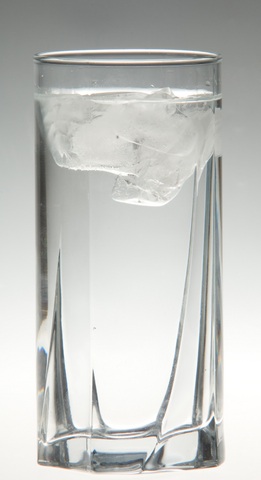 Hielo flotando en agua