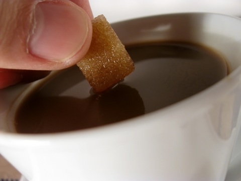Terrón de azucar en el café