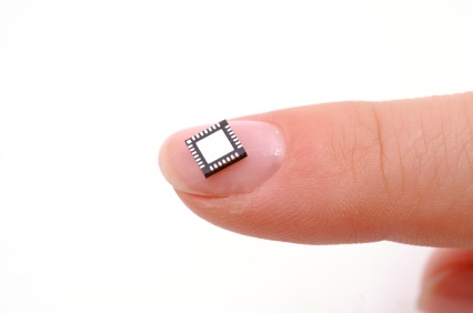 Microchip sobre una uña